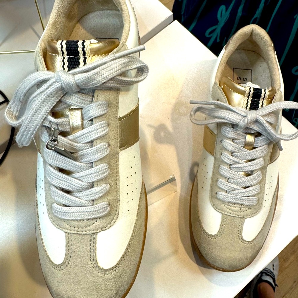 ShuShop White Sneakers Retro-Inspired Design